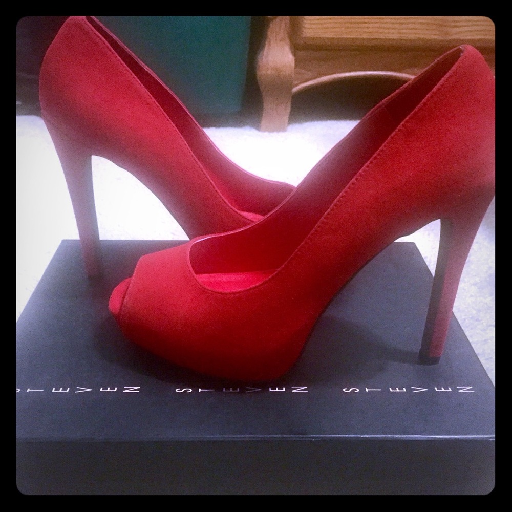 🔻New Steve Madden red suede peep-toe heels